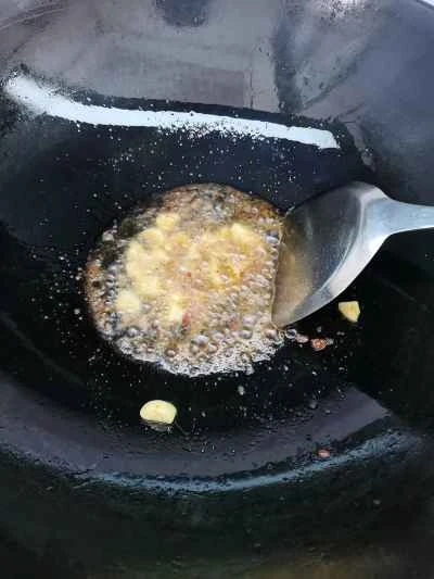 空芯菜と発酵豆腐と唐辛子の炒め物の作り方：3