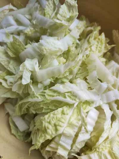 白菜とエノキ茸の豚肉煮込みの作り方:1