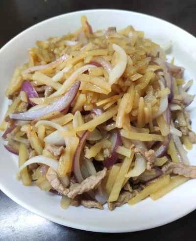 細切り豚肉とジャガイモと玉ねぎの炒め物のレシピ