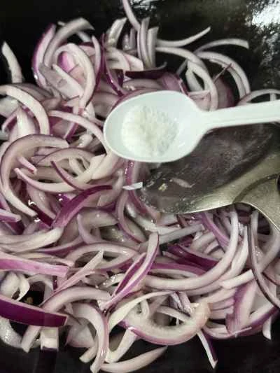 玉ねぎ入りスクランブルエッグの作り方：5