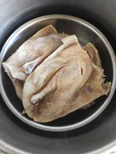 みじん切りにしたニンニクと生姜で蒸した鴨肉の作り方：3