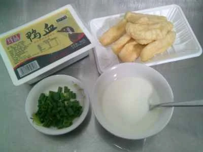 揚げ豆腐の細切りと鴨血の煮込みの作り方：1