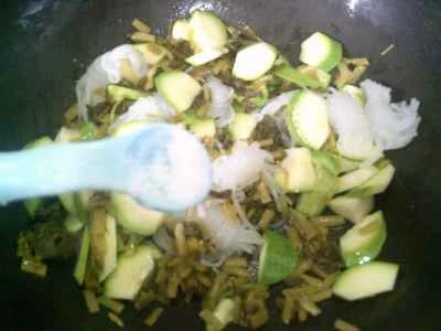 ズッキーニと漬物、こんにゃくの炒め物の作り方：7
