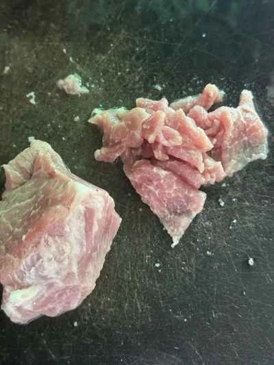 豚肉とネギとキクラゲの炒め物の作り方：2