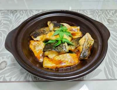 土鍋で煮込んだ魚の腹肉のレシピ