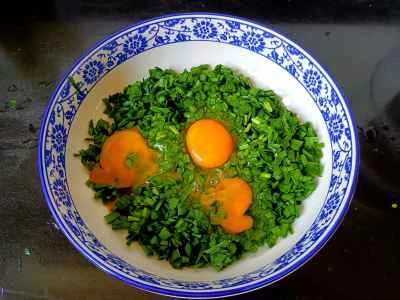 刻んだチャイブ入り卵炒めの作り方：2