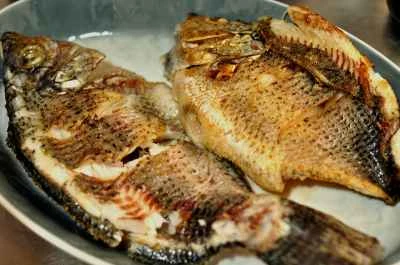 フラットブレッド入り魚の頭のシチュー：3ステップ