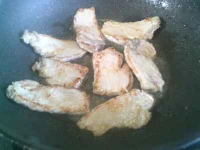 豆腐の結び目を使った煮込みポークチョップの作り方：4