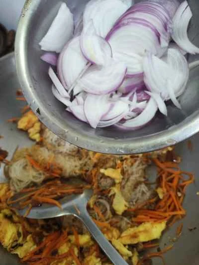 玉ねぎ、ニンジン、卵入りの里芋と春雨炒めの作り方：8