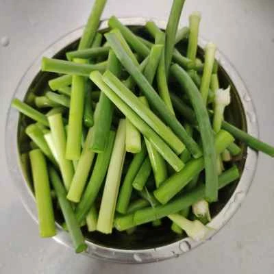 広東風ニンニクの芽と豚肉の炒め物の作り方：2