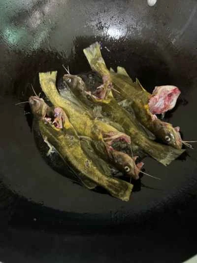 シソの葉で煮込んだ黄ナマズの作り方：3