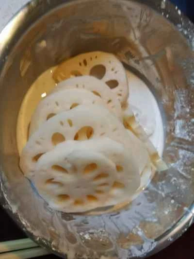 カリカリに揚げたレンコンスライスの作り方：5