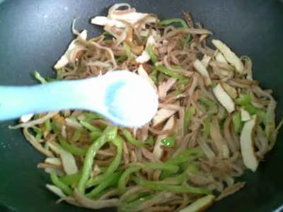 ピーマン、干し豆腐、千切り高菜の漬物の炒め物を作る手順：7