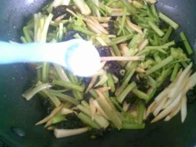黒キクラゲと水竹を使ったセロリ炒めの作り方：8