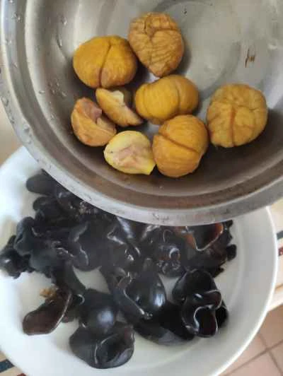 黒キノコと栗の蒸し塩鶏の作り方：5