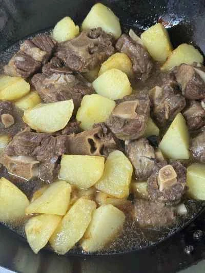 牛テールとジャガイモの煮込みの作り方：14