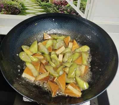 乾燥豆腐とヘチマの炒め物を作る手順:5