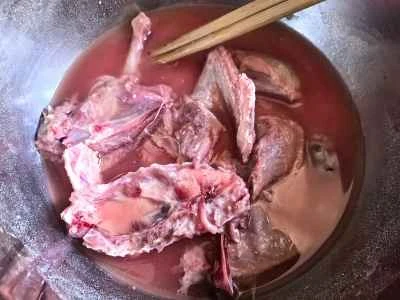 栄養たっぷりの鳩のスープを作る手順：2