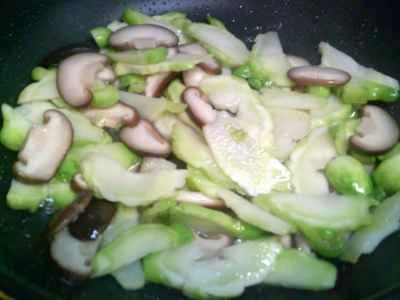 椎茸とベビーチンゲン菜の炒め物の作り方：7