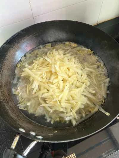 キャベツの漬物、千切りジャガイモ、豆腐を使った豆腐の煮込みの作り方：6