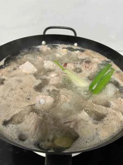 豚スペアリブとインゲンの煮込みの作り方：2