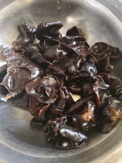 黒キノコを使った鶏肉の煮込みの作り方：1