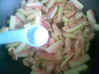鶏胸肉とスイカの皮の炒め物の作り方：14