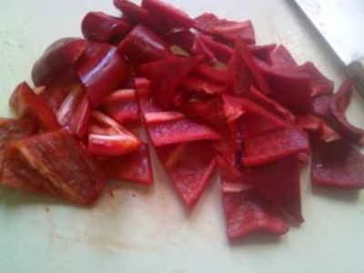 赤ピーマンとこんにゃくの結び目を使った鶏肉の煮込みの作り方：3