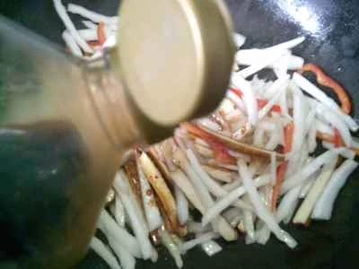 白菜の茎と赤ピーマン、干し豆腐の炒め物の作り方：6