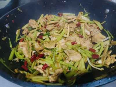 セロリと豚肉の炒め物の作り方:3