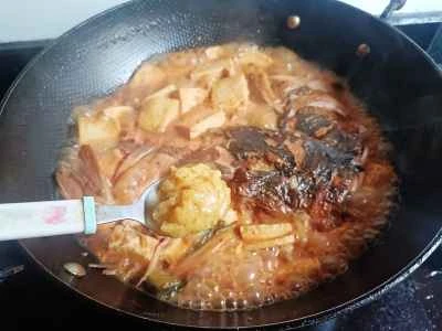 赤いスープで豆腐と銀鯉の頭を煮込んだ煮込み料理の作り方：13