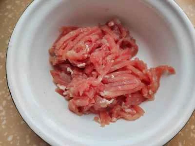 豚肉とピーマンとニンニクの芽の炒め物の作り方：1