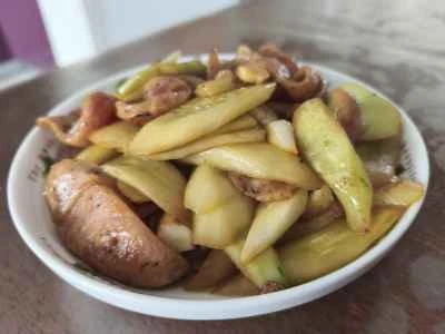 キュウリと黒胡椒ソーセージの炒め物のレシピ