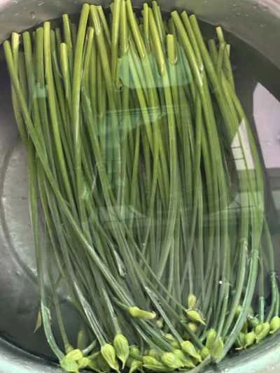 干しイカとニラの花の炒め物の作り方：2