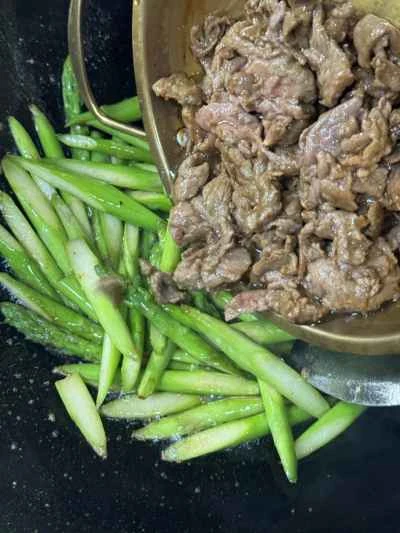 牛肉とアスパラガスの炒め物の作り方：11