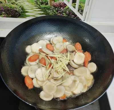 細切り豚肉とニンジン、エリンギの炒め物の作り方：4