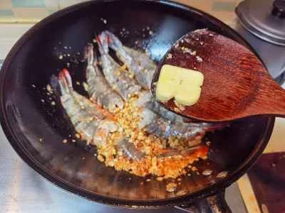 ニンニク風味のブラックタイガーエビの作り方：10