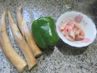 エビとピーマンとタケノコの炒め物の作り方：1