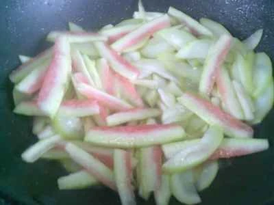 スイカの皮と夜咲き花の炒め物の作り方：9