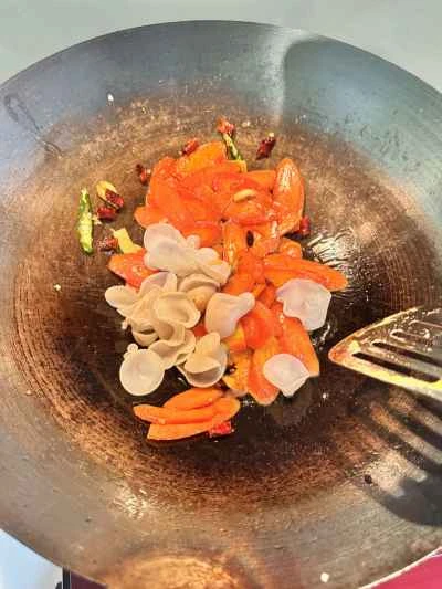 にんじん、白キクラゲ、キクラゲの卵炒めの作り方：3