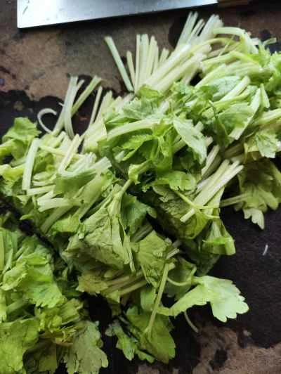 セロリ入り豆腐皮炒めの作り方：1