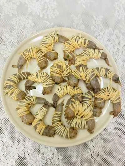 エビのおしゃれな食べ方：黄金色のエビと麺の揚げ方：4つの手順