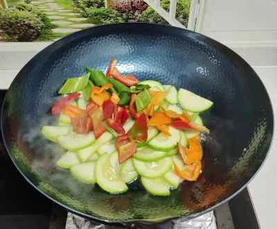 ズッキーニと3種類のピーマンの炒め物の作り方：6