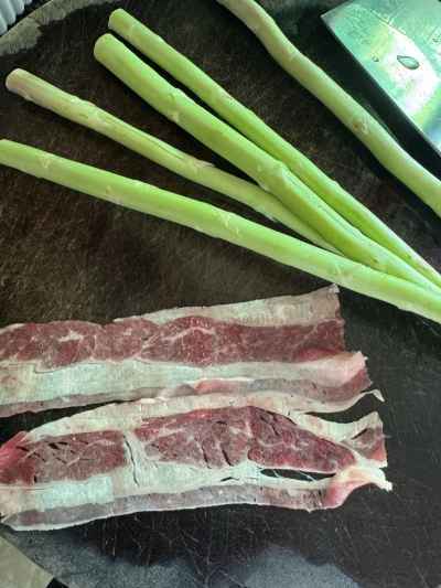 牛肉とアスパラガスのロールを作る手順：2