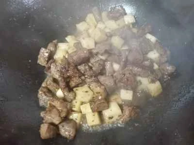 エリンギと牛肉の角切りを作る手順：8