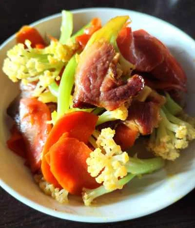 ニンジン、カリフラワー、塩漬け豚肉の炒め物の作り方：8