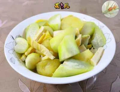 夜咲きの花とたけのことじゃがいもの煮込みのレシピ