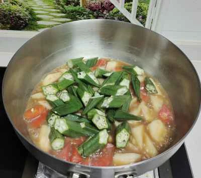 オクラ、ニンジン、ヤムイモのシチューの作り方：3