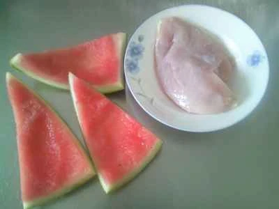鶏胸肉とスイカの皮の炒め物の作り方：1