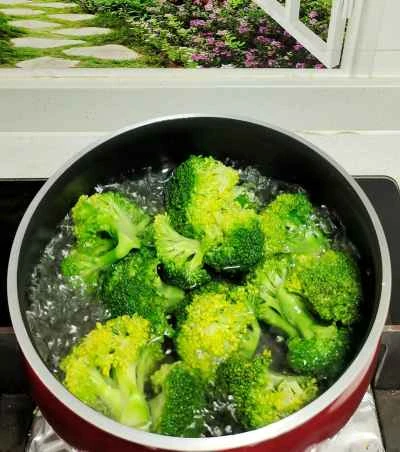 豊かな緑の中で鮮やかな赤を作る手順：1